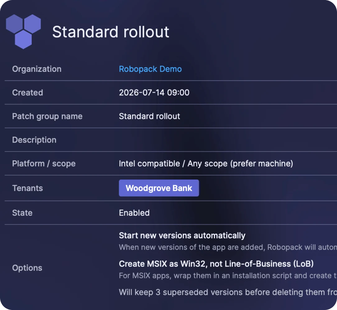 En Robopack-patchgruppe ved navn Standard rollout med platform og omfang, tildelt Intune-tenant og status aktiveret, plus indstillinger til at starte nye versioner automatisk, oprette MSIX-apps som Win32 i stedet for line-of-business og beholde tre erstattede versioner, før de slettes fra Intune.